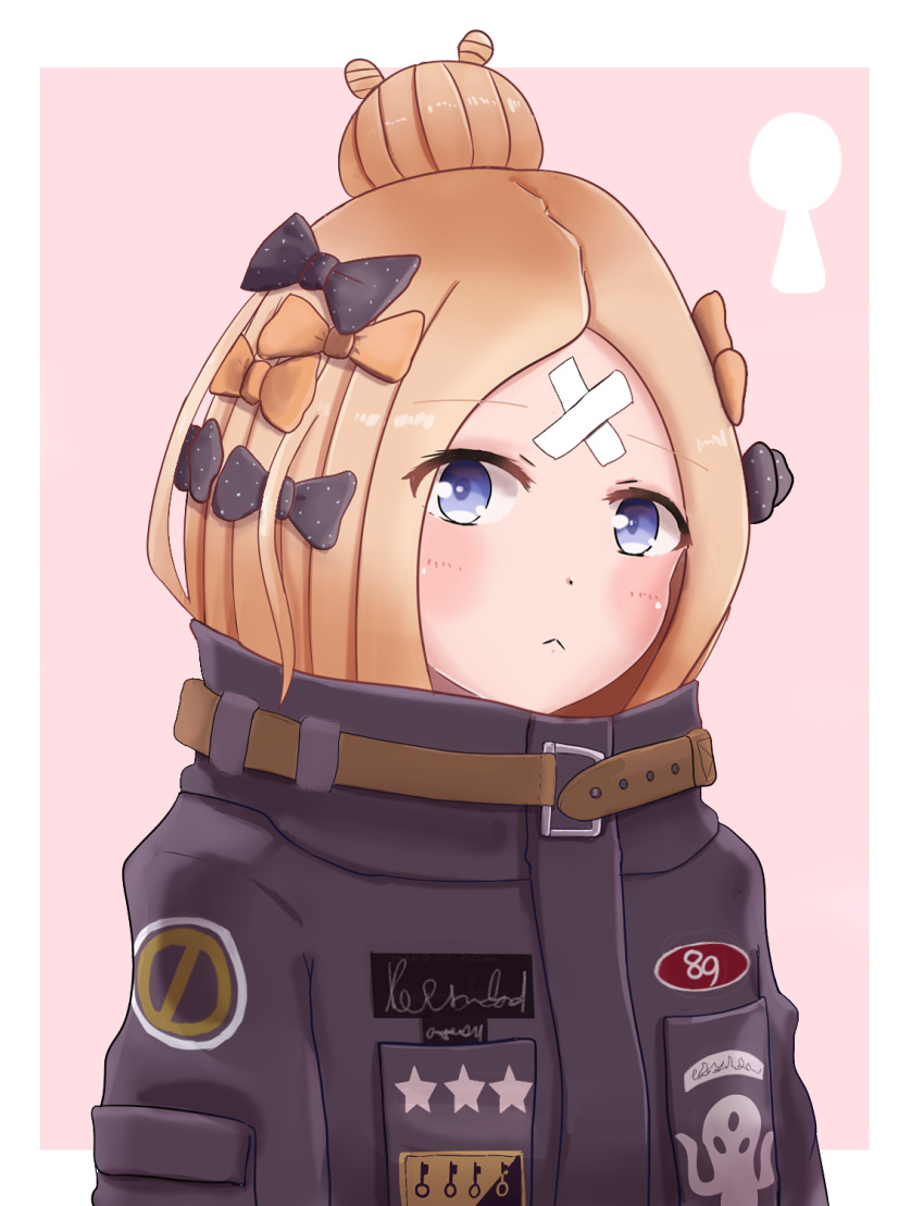 1girl :&lt; abigail_williams_(fate/grand_order) bangs black_bow black_jacket blonde_hair blue_eyes blush bow closed_mouth commentary_request crossed_bandaids eyebrows_visible_through_hair fate/grand_order fate_(series) hair_bow hair_bun head_tilt highres jacket keyhole long_hair looking_at_viewer orange_bow parted_bangs pink_background polka_dot polka_dot_bow solo two-tone_background white_background yu_yang