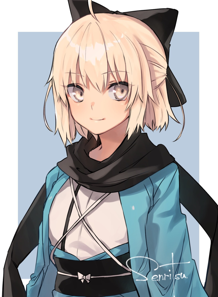 1girl ahoge black_bow black_scarf blonde_hair bow eyebrows_visible_through_hair fate_(series) hair_bow haori highres japanese_clothes kimono kneesocks_senritsu koha-ace looking_at_viewer obi okita_souji_(fate) okita_souji_(fate)_(all) sash scarf shiny shiny_hair short_hair smile solo upper_body white_kimono yellow_eyes