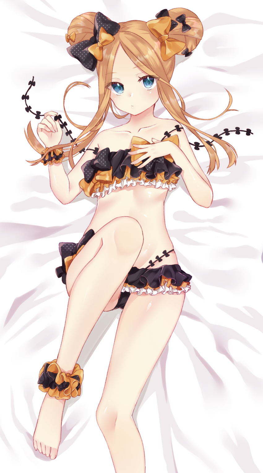 1girl abigail_williams_(fate/grand_order) bangs bare_arms bare_legs bare_shoulders barefoot bed_sheet bikini black_bikini black_bow blonde_hair blue_eyes blush bow closed_mouth collarbone commentary_request double_bun emerald_float eyebrows_visible_through_hair fate/grand_order fate_(series) forehead groin hair_bow highres knee_up looking_at_viewer lying nekomiya_noru_(yuduki710) on_back orange_bow parted_bangs side_bun solo swimsuit toenails