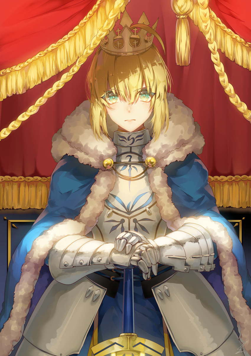 1girl ahoge armor armored_dress artoria_pendragon_(all) bangs blonde_hair blue_coat closed_mouth coat commentary_request crown expressionless eyebrows_visible_through_hair eyes_visible_through_hair fate/grand_order fate_(series) fur-trimmed_coat fur_trim gauntlets green_eyes hands_together highres holding holding_sword holding_weapon looking_at_viewer saber saihate_(d3) solo sword weapon