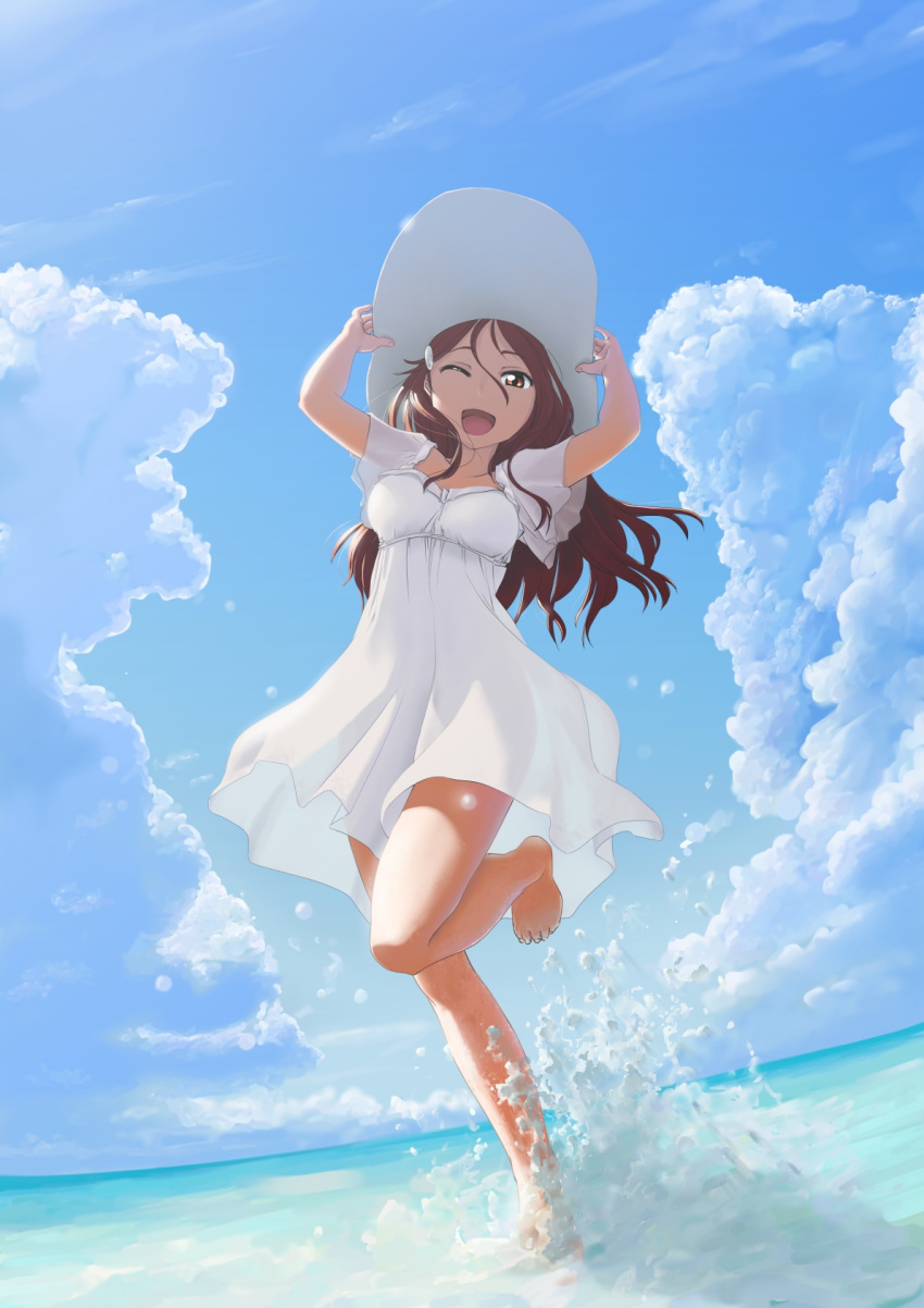 1girl arms_up bangs barefoot clouds dress hair_ornament hairclip hands_on_headwear hat highres long_hair looking_at_viewer love_live! love_live!_sunshine!! ocean one_eye_closed open_mouth redhead sakurauchi_riko sky smile splashing standing standing_on_one_leg une water white_dress white_hat yellow_eyes