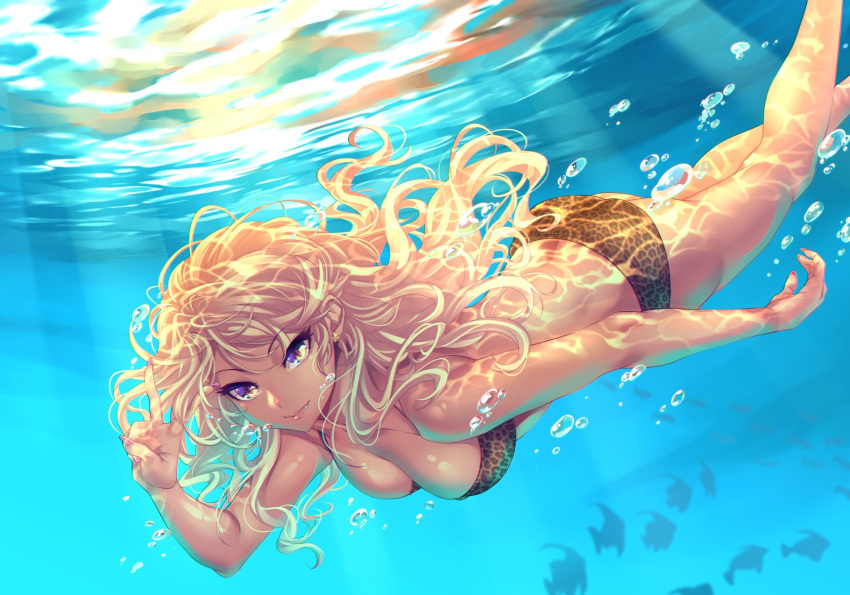 1girl air_bubble amaryllis animal_print ass bikini blonde_hair breasts bubble commentary_request dark_skin earrings fang fang_out fish gyaru highres jewelry leopard_print light_rays long_hair looking_at_viewer medium_breasts ouga_saki print_bikini solo star star_earrings sunbeam sunlight swimsuit tdnd-96 underwater v virtual_youtuber wavy_hair