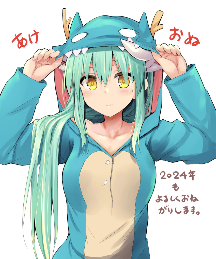 1girl animal_costume arms_up breasts brown_eyes chinese_zodiac closed_mouth collarbone commentary_request dragon_costume fate/grand_order fate_(series) green_hair hair_between_eyes highres hood hood_up horns kiyohime_(fate) long_hair long_sleeves sen_(astronomy) simple_background small_breasts smile solo translation_request upper_body very_long_hair white_background year_of_the_dragon