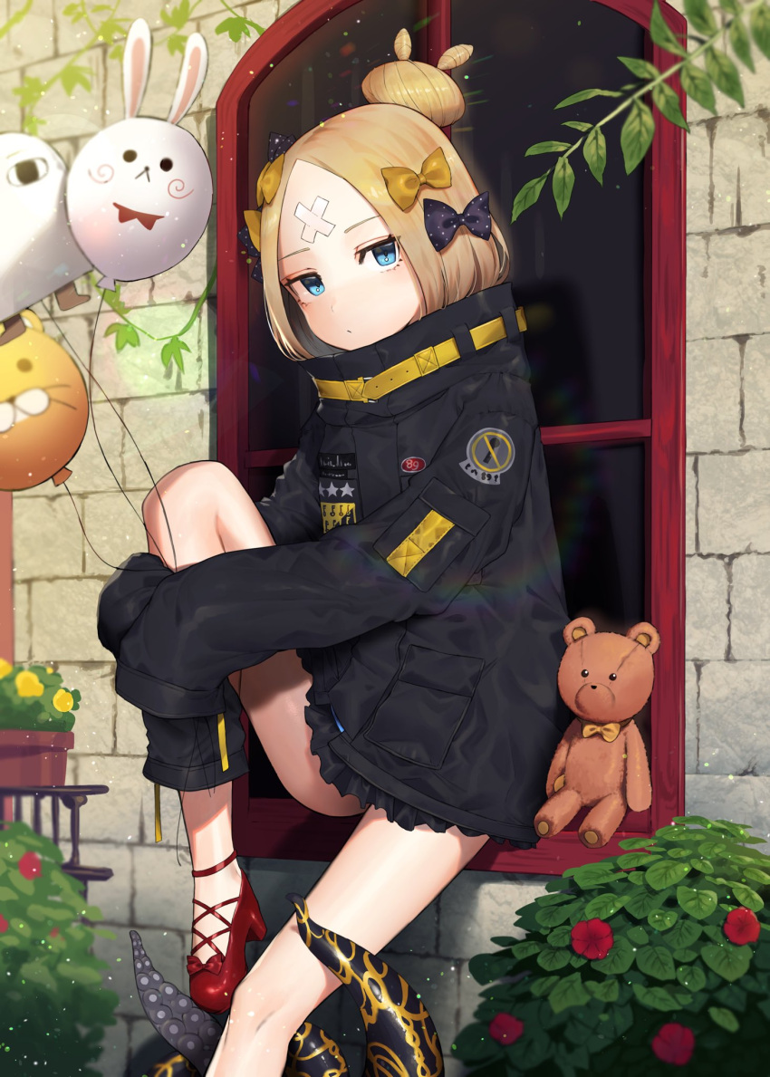 1girl abigail_williams_(fate/grand_order) balloon bandaid bandaid_on_face black_bow black_coat blonde_hair blue_eyes bow day fate/grand_order fate_(series) hair_bow highres leg_hug looking_at_viewer outdoors polka_dot polka_dot_bow pumps red_footwear shibainu short_hair sitting sleeves_past_wrists solo stuffed_animal stuffed_toy teddy_bear tied_hair yellow_bow