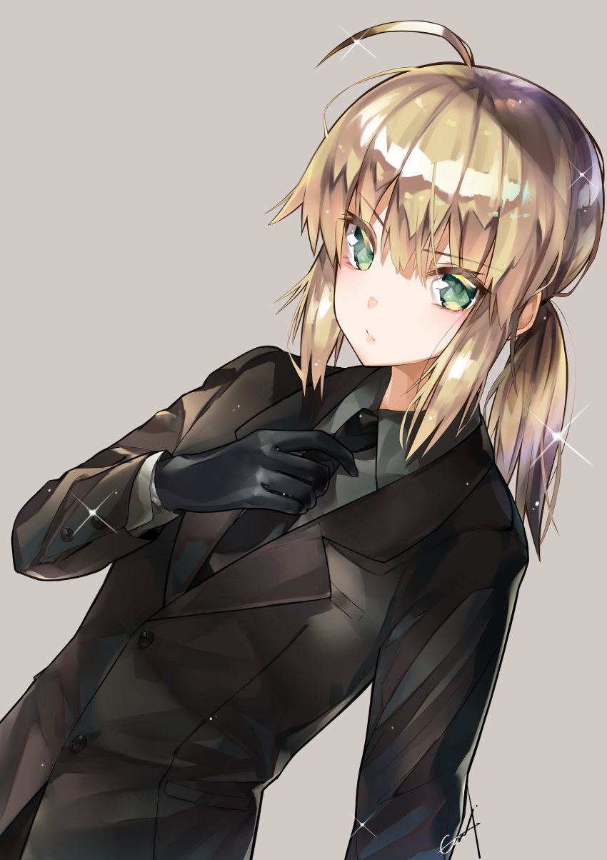 1girl absurdres adjusting_clothes adjusting_necktie ahoge artoria_pendragon_(all) bangs black_gloves black_jacket black_neckwear blonde_hair blush brown_background closed_mouth collared_shirt commentary_request dutch_angle eyebrows_visible_through_hair fate/stay_night fate/zero fate_(series) formal gloves green_eyes grey_shirt hair_between_eyes highres jacket long_hair long_sleeves looking_at_viewer necktie saber shiny shiny_hair shirt sidelocks signature simple_background solo sparkle suit utayoi_(umakatare)
