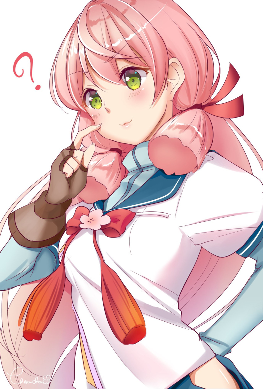 1girl :3 ? akashi_(kantai_collection) blue_sailor_collar brown_gloves chou2 commentary_request cowboy_shot fingerless_gloves gloves green_eyes hair_ribbon highres hip_vent kantai_collection long_hair long_sleeves pink_hair ribbon sailor_collar school_uniform serafuku simple_background solo tress_ribbon white_background