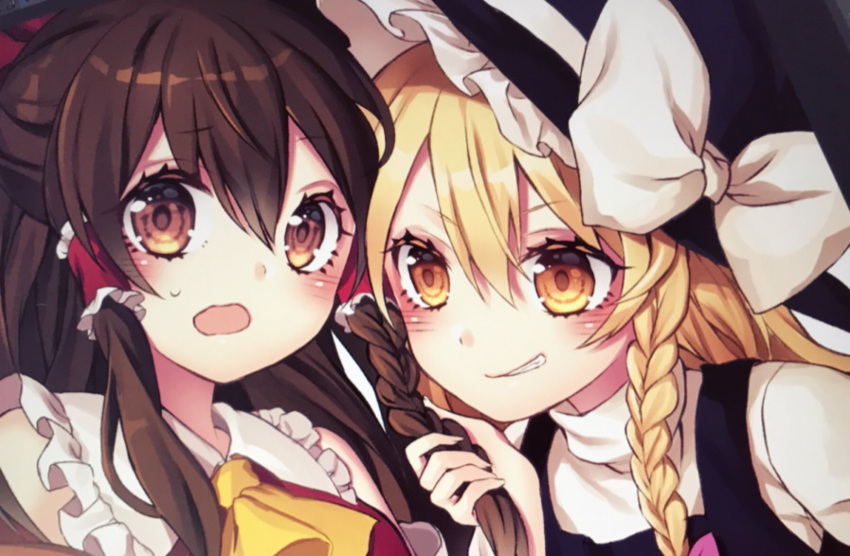 2girls ascot bangs bare_shoulders black_hat black_vest blonde_hair blush bow braid brown_eyes brown_hair commentary_request eyebrows_visible_through_hair frilled_shirt_collar frills grin hair_between_eyes hair_bow hair_tubes hakurei_reimu hat hat_bow highres holding holding_another's_hair kirisame_marisa kyouda_suzuka long_hair looking_at_viewer multiple_girls open_mouth puffy_short_sleeves puffy_sleeves purple_bow red_bow shirt short_sleeves sidelocks simple_background single_braid smile touhou upper_body vest white_background white_bow white_shirt witch_hat yellow_eyes yellow_neckwear