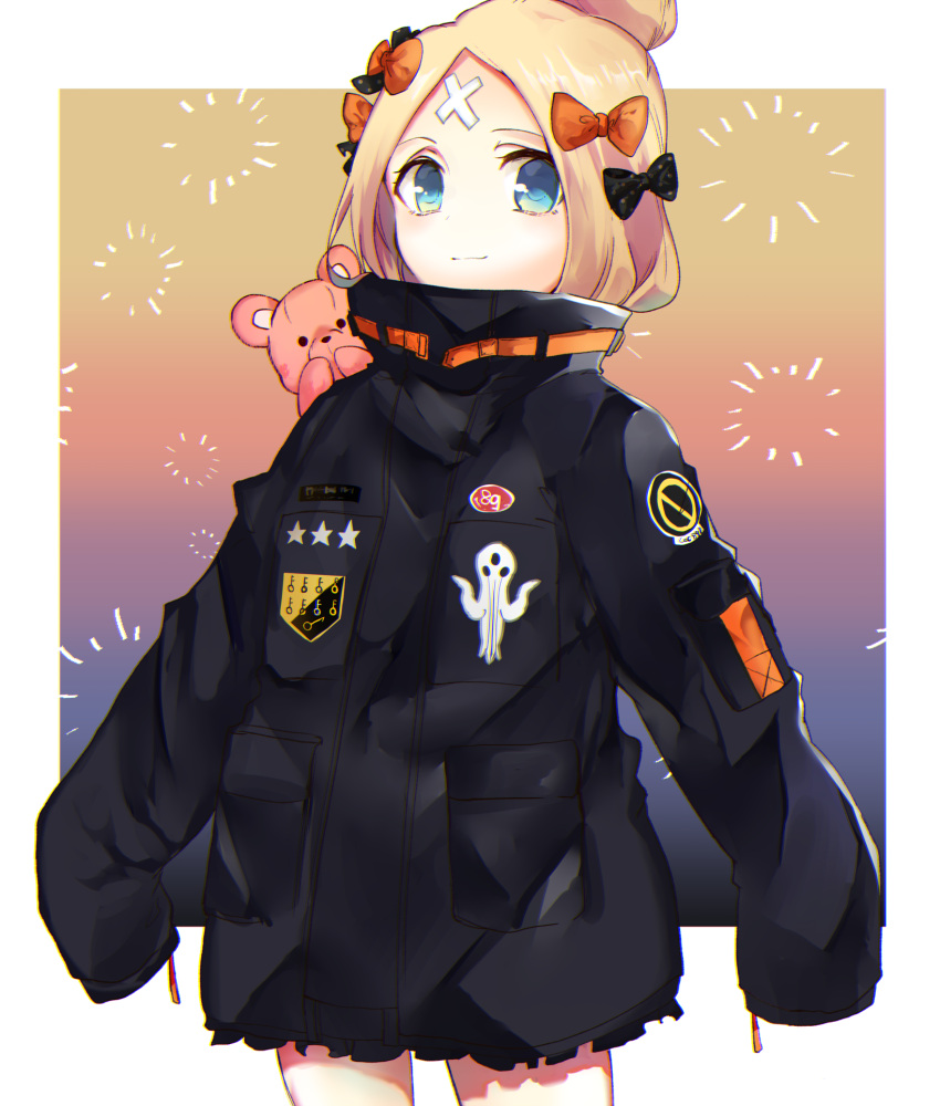1girl abigail_williams_(fate/grand_order) bangs black_bow black_jacket blonde_hair blue_background blue_eyes bow brown_background closed_mouth commentary_request crossed_bandaids fate/grand_order fate_(series) gradient gradient_background hair_bow hair_bun heroic_spirit_traveling_outfit highres jacket key light_smile long_hair long_sleeves object_hug orange_bow parted_bangs polka_dot polka_dot_bow sleeves_past_fingers sleeves_past_wrists solo star stuffed_animal stuffed_toy teddy_bear tousei white_background