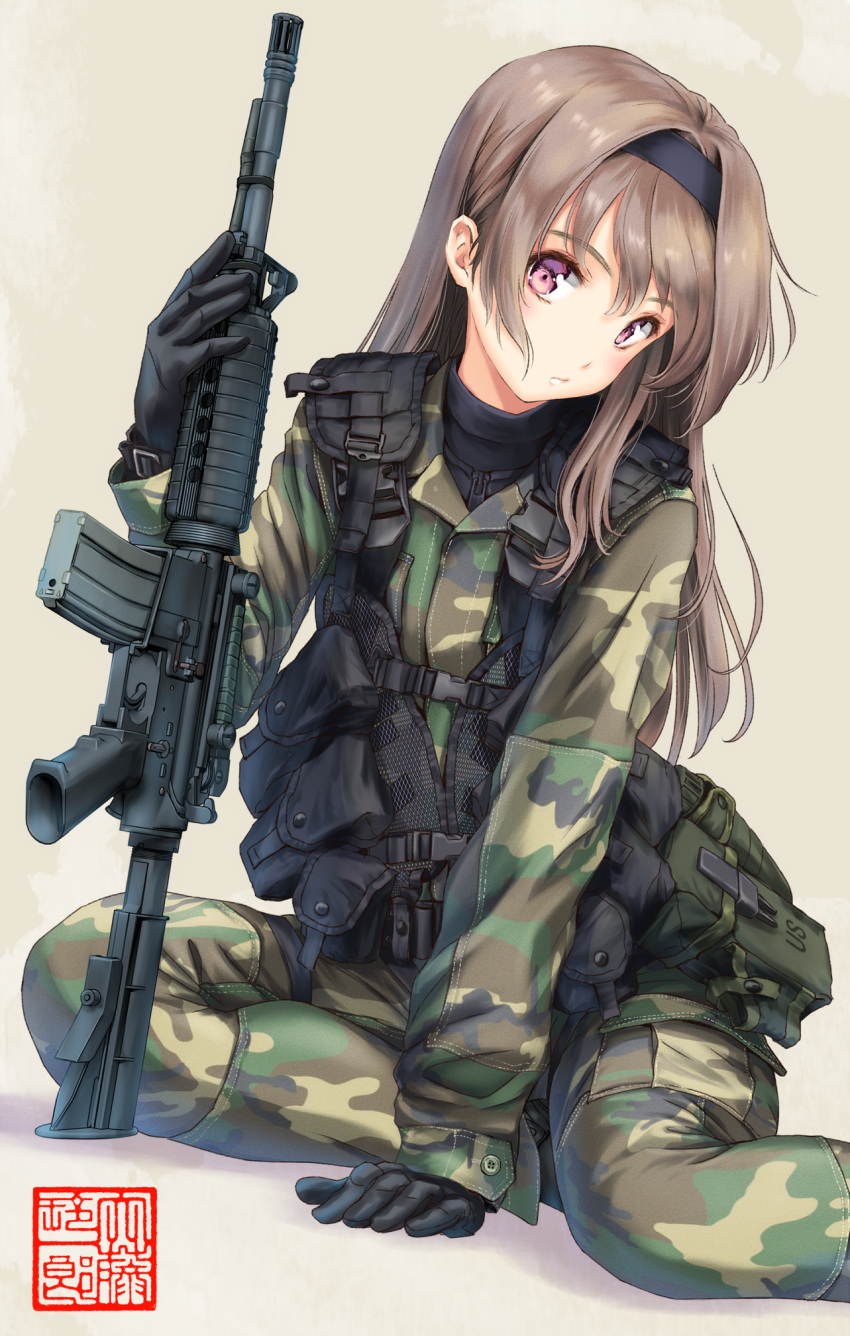 1girl ammunition_pouch arm_support assault_rifle bangs black_gloves camouflage camouflage_jacket camouflage_pants commentary_request feet_out_of_frame gloves grey_background gun hairband head_tilt highres holding holding_gun holding_weapon light_brown_hair long_hair long_sleeves looking_at_viewer m4_carbine military military_jacket military_uniform oofuji_reiichirou original pants pink_eyes pouch rifle sitting solo uniform weapon yokozuwari