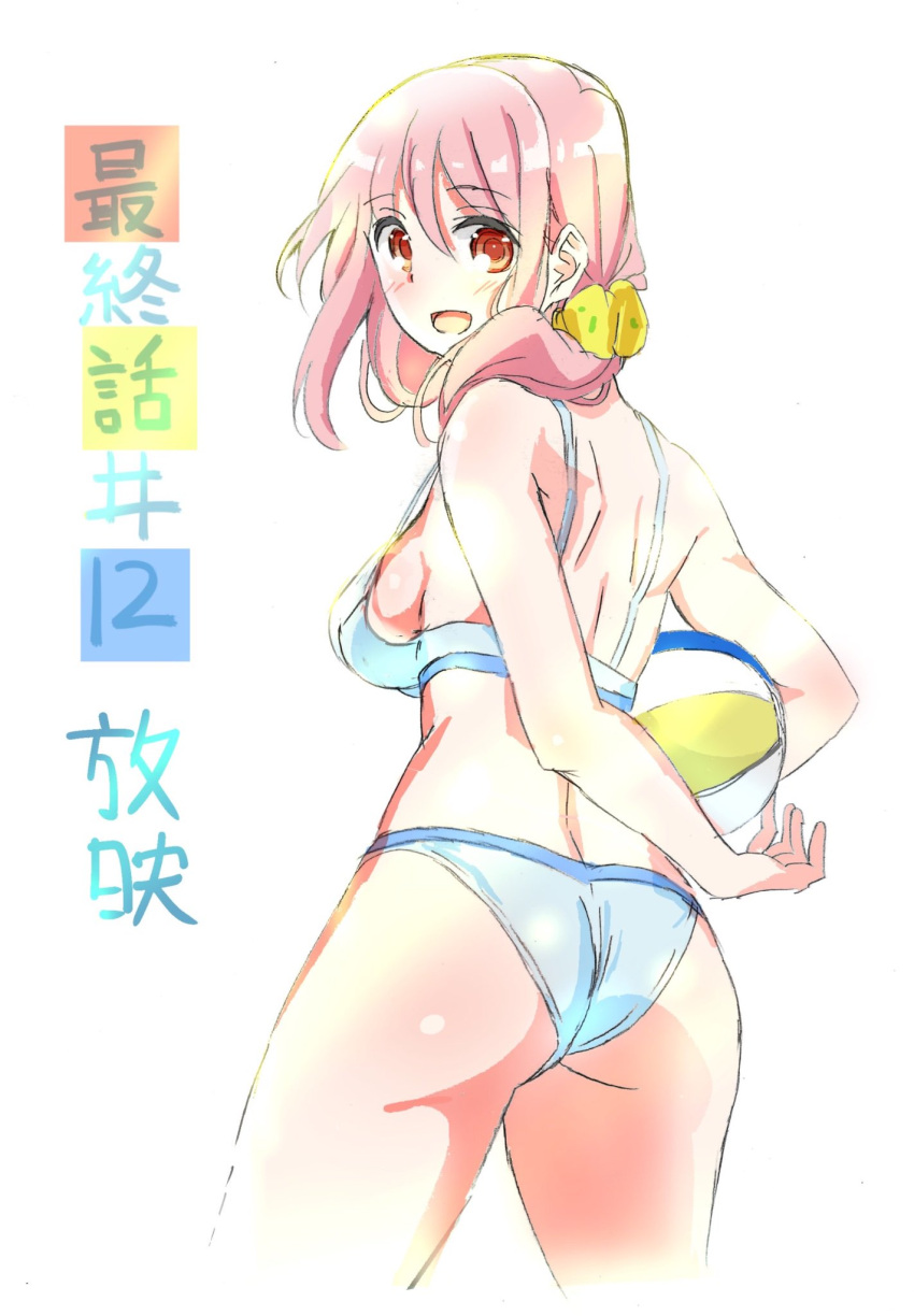 1girl ass beach_volleyball bikini blue_bikini commentary_request cowboy_shot from_behind hair_ornament hair_over_shoulder hair_scrunchie harukana_receive highres looking_at_viewer looking_back oda_takeshi official_art oozora_haruka_(harukana_receive) pink_hair red_eyes scrunchie simple_background solo swimsuit translation_request volleyball white_background yellow_scrunchie