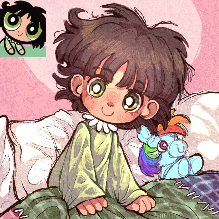 1girl bangs blush bright_pupils buttercup_(ppg) buttercup_redraw_challenge derivative_work eyebrows_visible_through_hair green_eyes green_pajamas highres looking_at_viewer messy_hair my_little_pony my_little_pony_friendship_is_magic pillow powerpuff_girls rainbow_dash reference_inset screencap_redraw smile solo stuffed_toy swirling_shadow under_covers white_pupils