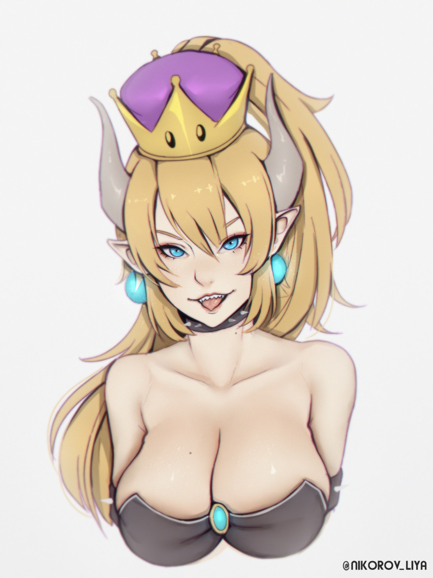 1girl absurdres armlet artist_name bangs bare_shoulders black_dress blonde_hair blue_eyes bowsette breasts cleavage collar collarbone crown dress earrings gem grey_background hair_between_eyes highres horns jewelry liya_nikorov long_hair looking_at_viewer super_mario_bros. mole mole_on_breast mole_on_neck new_super_mario_bros._u_deluxe nintendo open_mouth pointy_ears ponytail sharp_teeth solo spiked_armlet spiked_collar spikes strapless strapless_dress super_crown teeth upper_body very_long_hair