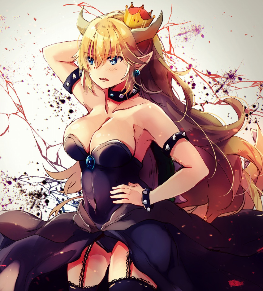 1girl bare_shoulders black_collar black_dress black_leotard blonde_hair blue_earrings blue_eyes bowsette bracelet breasts cleavage collar collarbone dress earrings hand_behind_head hand_on_hip highres horns jewelry large_breasts leotard super_mario_bros. nanahamu new_super_mario_bros._u_deluxe nintendo pointy_ears sharp_teeth solo spiked_armlet spiked_bracelet spiked_collar spikes strapless strapless_dress strapless_leotard super_crown teeth