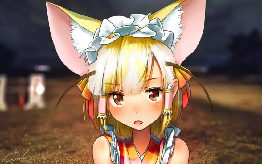 1girl animal_ear_fluff animal_ears bangs blonde_hair blurry blurry_background blush eyebrows_visible_through_hair fennec_(kemono_friends) hair_between_eyes kemono_friends looking_at_viewer open_mouth short_hair solo welt_(kinsei_koutenkyoku)