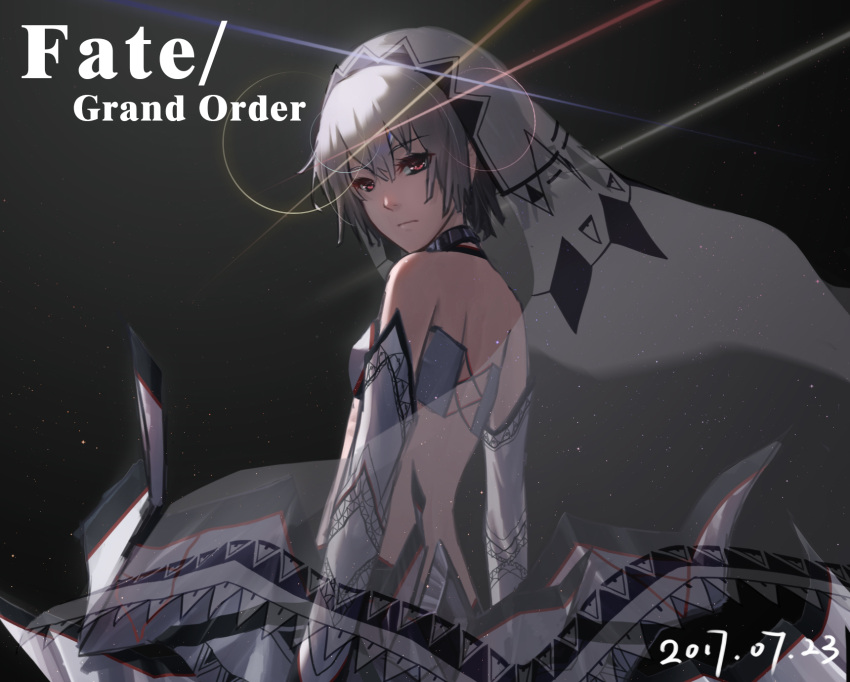 1girl altera_(fate) back bangs bare_shoulders black_background blunt_bangs breasts closed_mouth commentary_request copyright_name detached_sleeves eyebrows_visible_through_hair fate/grand_order fate_(series) from_behind grey_hair hair_between_eyes head_tilt headdress highres looking_at_viewer red_eyes short_hair small_breasts solo standing tan ten_no_hoshi veil