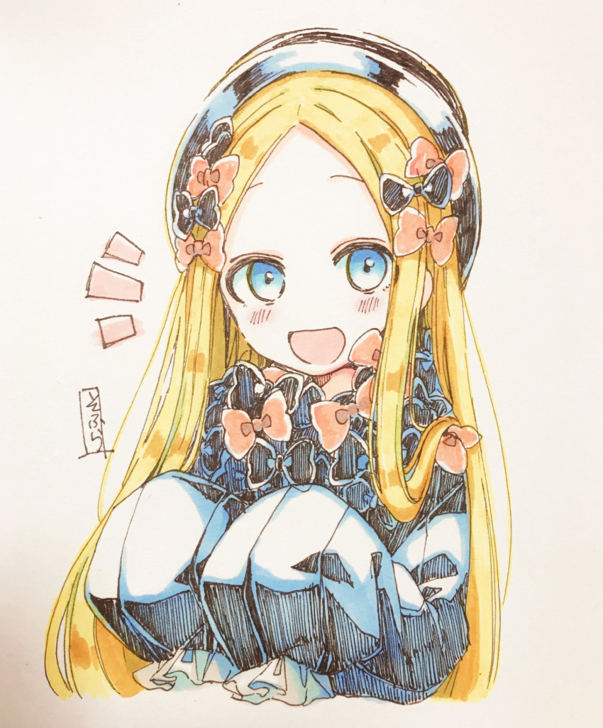 1girl :d abigail_williams_(fate/grand_order) bangs black_bow black_dress black_hat blonde_hair blue_eyes blush bow brown_background dress fate/grand_order fate_(series) forehead hair_bow hands_up hat highres long_hair long_sleeves looking_at_viewer open_mouth orange_bow parted_bangs signature simple_background sleeves_past_fingers sleeves_past_wrists smile sofra solo upper_body very_long_hair