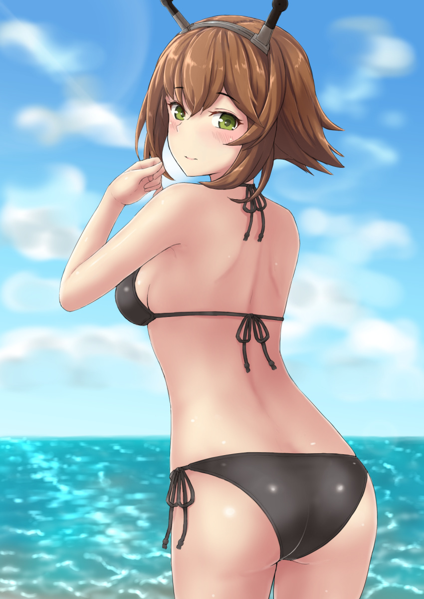 1girl ass bangs beach bikini black_bikini blush breasts brown_hair closed_mouth day flipped_hair from_behind green_eyes headgear highres kantai_collection looking_at_viewer looking_back medium_breasts monoku mutsu_(kantai_collection) outdoors short_hair side-tie_bottom solo swimsuit upper_body