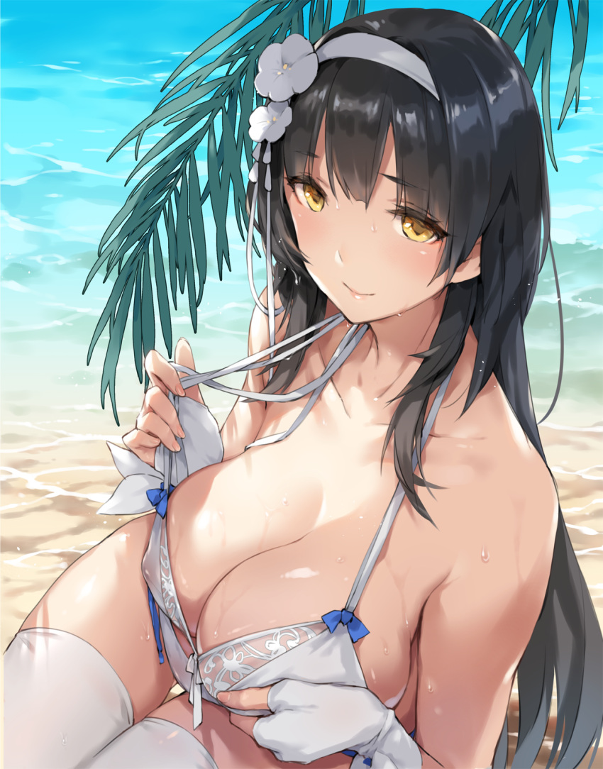 1girl alternate_costume bangs beach bikini black_hair blush breasts cleavage closed_mouth collarbone day eyebrows_visible_through_hair flower girls_frontline gloves hair_flower hair_ornament hairband highres large_breasts long_hair looking_at_viewer loose_bikini ocean outdoors palm_leaf qbz-95_(girls_frontline) sand shade sitting skindentation smile solo stomach swimsuit thigh-highs thighs very_long_hair wet white_bikini white_gloves white_hairband white_legwear xie_yizhen yellow_eyes