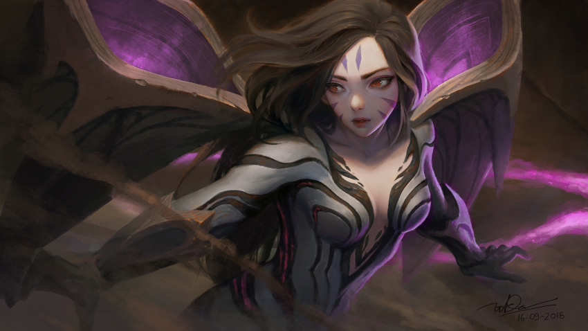1girl armored_gloves artist_name bangs black_hair breasts breasts_apart commentary dao_trong_le dated english_commentary facial_mark forehead_mark highres kai'sa league_of_legends lips long_hair looking_past_viewer orange_eyes outstretched_arms parted_bangs parted_lips purple_hair signature small_breasts solo spread_arms
