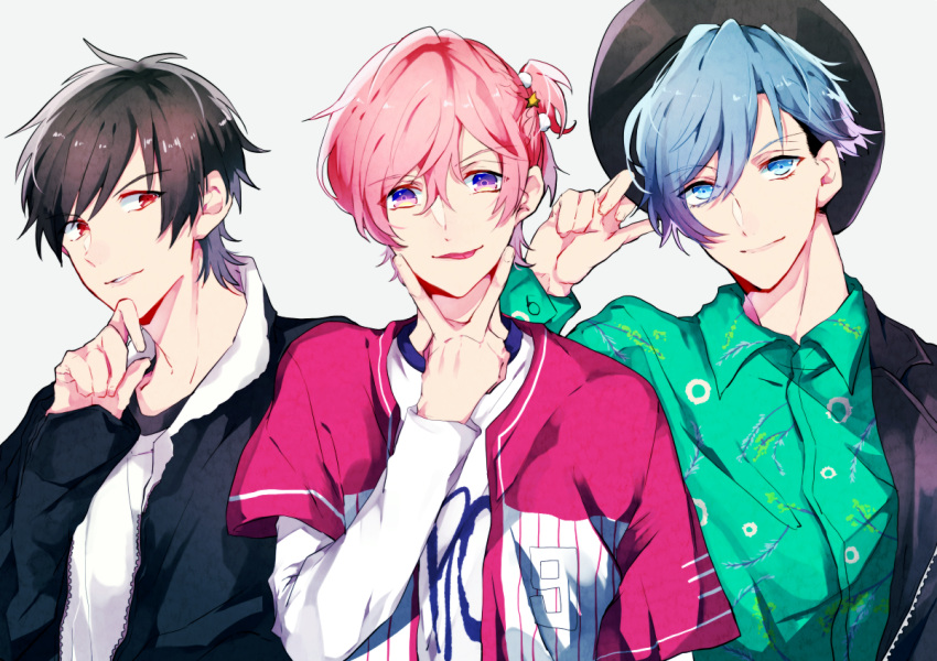 3boys black_hat black_jacket blue_eyes blue_hair brown_hair green_shirt hands_up hat jacket long_sleeves male_focus multiple_boys noki418 pink_hair red_eyes shirt simple_background upper_body v violet_eyes