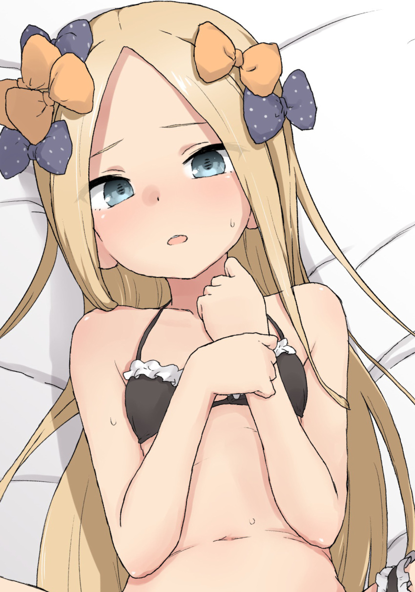 1girl abigail_williams_(fate/grand_order) bangs bare_arms bare_shoulders bed_sheet blonde_hair blue_eyes blush bow fate/grand_order fate_(series) forehead hair_bow hands_up highres long_hair looking_at_viewer lying navel on_back orange_bow parted_bangs parted_lips polka_dot polka_dot_bow purple_bow solo sweat upper_body very_long_hair yakihebi