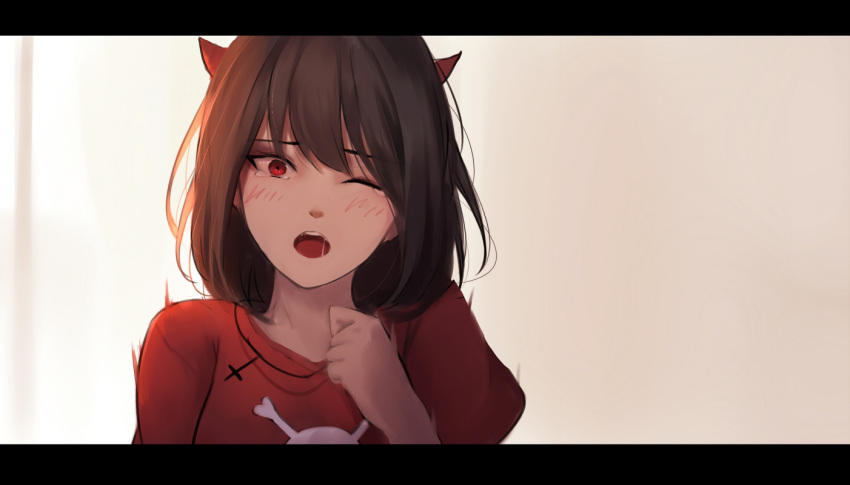 1girl ;o bangs blush brown_hair demon_horns eyebrows_visible_through_hair hand_up head_tilt horns letterboxed one_eye_closed open_mouth original print_shirt red_shirt round_teeth saliva shimmer shirt short_sleeves skull_and_crossbones teeth upper_teeth