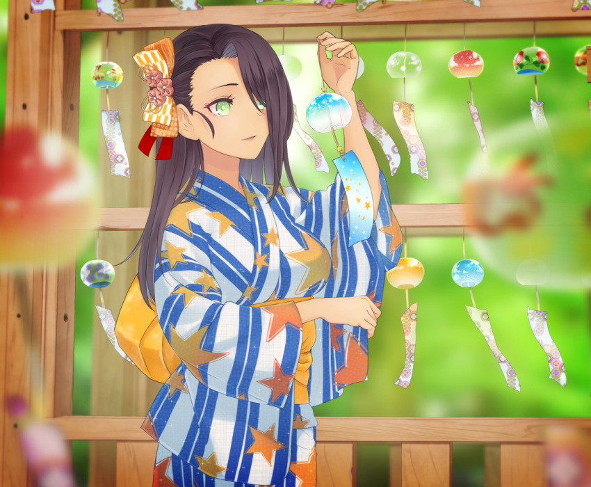 1girl alternate_costume azur_lane brown_hair commentary_request dark_skin floral_print green_eyes hair_ornament hair_over_one_eye japanese_clothes kimono long_hair northampton_(azur_lane) solo sumi_(kjtd2458) upper_body wind_chime yukata