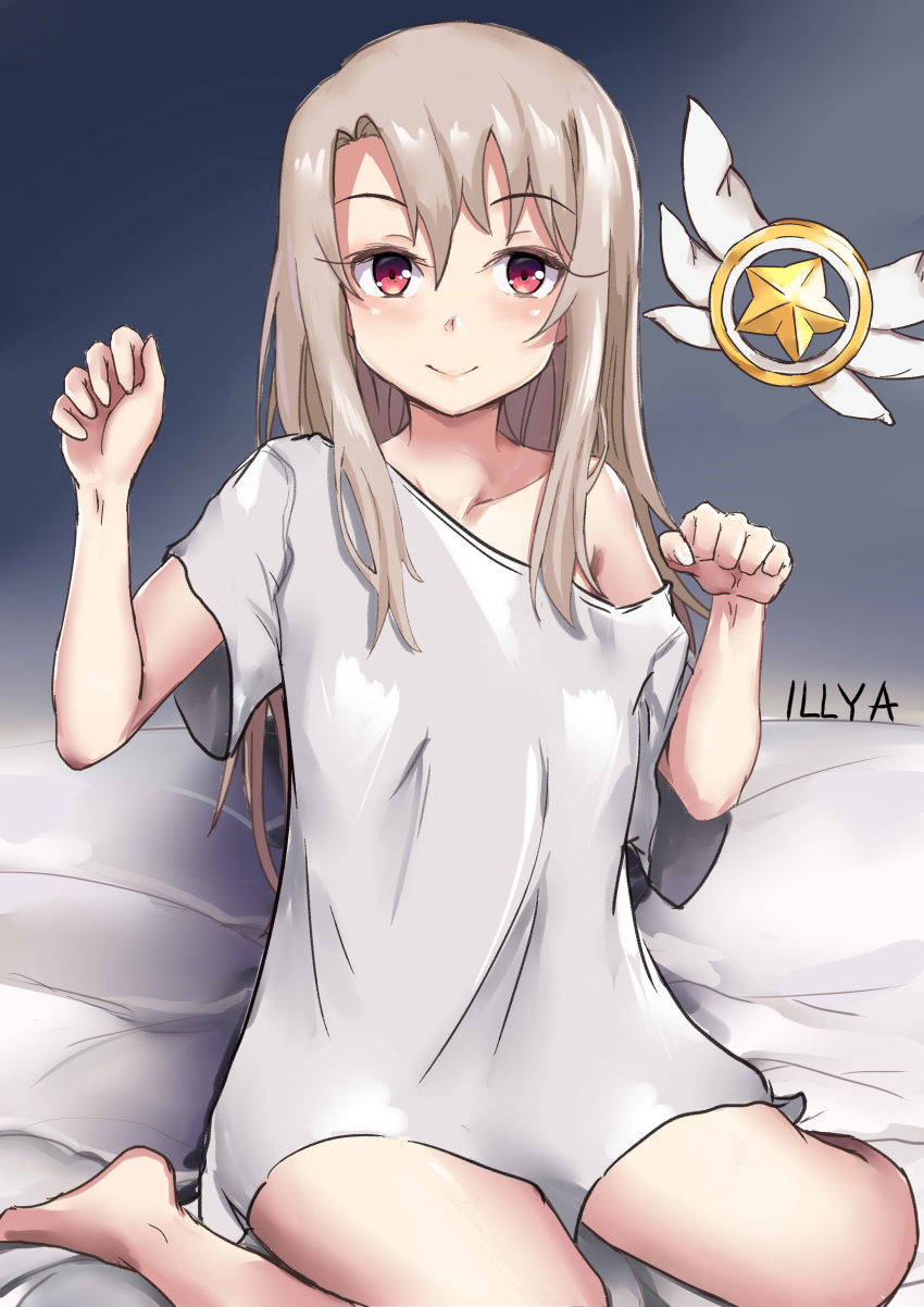 1girl absurdres barefoot bed_sheet character_name collarbone eyebrows_visible_through_hair fate/kaleid_liner_prisma_illya fate_(series) hair_between_eyes highres illyasviel_von_einzbern long_hair looking_at_viewer magical_ruby off_shoulder pear_sauce red_eyes shirt short_sleeves silver_hair sitting smile solo white_shirt
