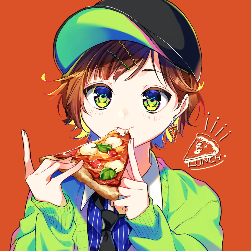 androgynous baseball_cap black_hat black_neckwear blonde_hair blue_eyes blue_shirt brown_hair earrings eating english eyebrows_visible_through_hair food food_themed_earrings green_cardigan green_eyes hair_ornament hairclip hat highres holding holding_food jewelry kaname_monika long_sleeves multicolored multicolored_eyes multicolored_hair necktie original pizza red_background school_uniform shirt short_hair simple_background sleeves_past_wrists striped striped_shirt two-tone_hair upper_body vertical-striped_shirt vertical_stripes yellow_eyes