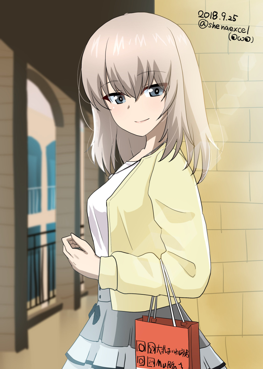 1girl absurdres artist_name bag blue_eyes blurry blurry_background building cardigan carrying casual closed_mouth commentary dated depth_of_field excel_(shena) eyebrows_visible_through_hair from_side girls_und_panzer grey_skirt high-waist_skirt highres itsumi_erika jewelry layered_skirt lips long_hair looking_at_viewer necklace open_cardigan open_clothes shirt shopping_bag silver_hair skirt smile solo standing sweater twitter_username watermark white_shirt yellow_sweater