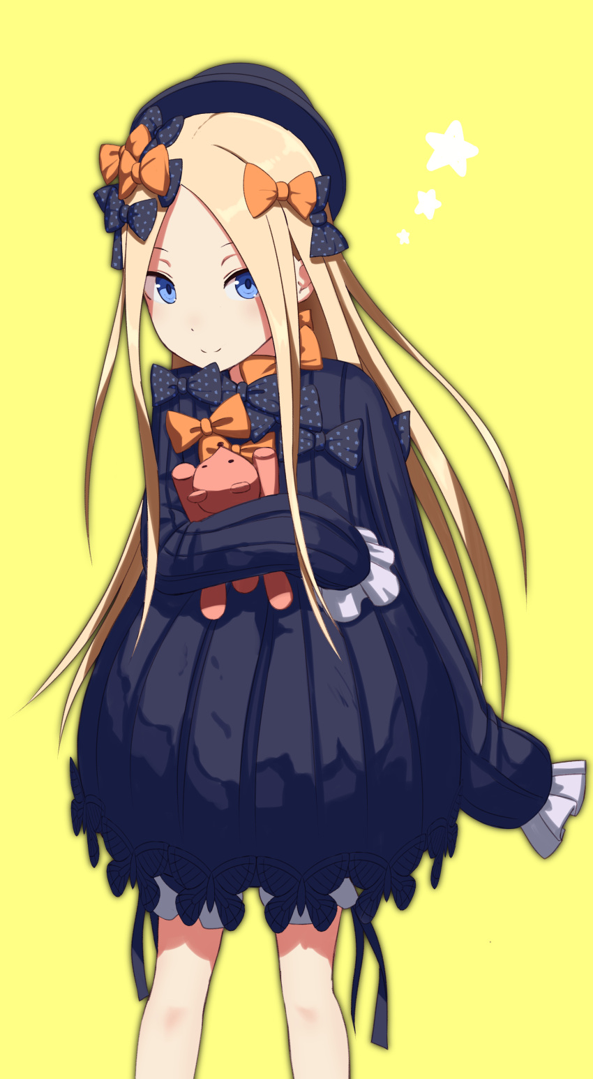 1girl abigail_williams_(fate/grand_order) absurdres bangs black_bow black_dress black_hat blonde_hair bloomers blue_eyes bow bug butterfly closed_mouth commentary_request dress fate/grand_order fate_(series) forehead hair_bow hat highres insect long_hair long_sleeves looking_at_viewer object_hug orange_bow parted_bangs polka_dot polka_dot_bow sanbe_futoshi simple_background sleeves_past_fingers sleeves_past_wrists smile solo standing stuffed_animal stuffed_toy teddy_bear underwear very_long_hair white_bloomers yellow_background