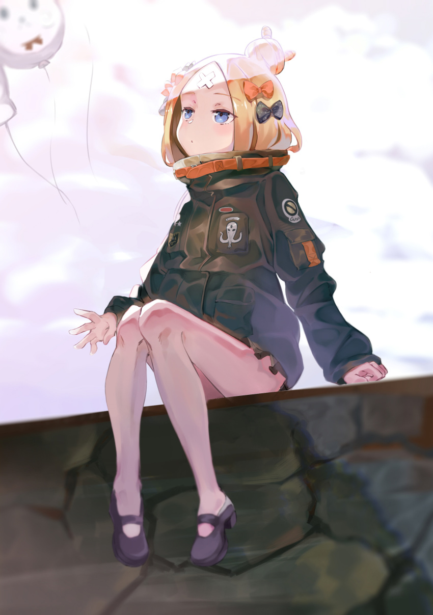 abigail_williams_(fate/grand_order) alternate_hairstyle balloon bandaid_on_forehead bangs belt black_bow black_footwear black_hat black_jacket blonde_hair blue_eyes bow crossed_bandaids fate/grand_order fate_(series) forehead fou_(fate/grand_order) hair_bow hair_bun hat heroic_spirit_traveling_outfit high_collar highres jacket legs long_hair looking_up orange_bow parted_bangs polka_dot polka_dot_bow sitting yonago_miko