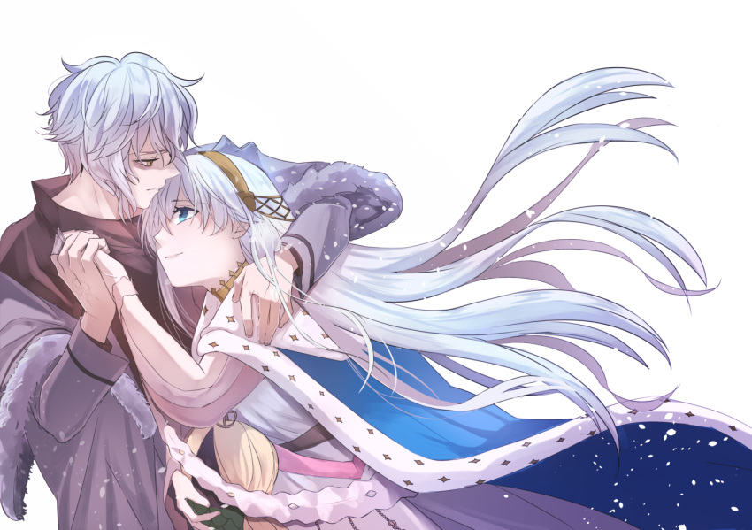 1boy 1girl anastasia_(fate/grand_order) bangs blue_cloak blue_eyes brown_hairband cape doll dress eyebrows_visible_through_hair fate/grand_order fate_(series) fur_trim hairband hand_holding hand_on_another's_shoulder holding holding_doll kadoc_zemlupus long_hair silver_hair simple_background smile tsengyun very_long_hair white_background white_dress yellow_eyes