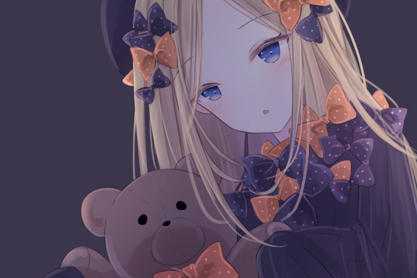 1girl abigail_williams_(fate/grand_order) bangs black_bow black_dress black_hat blonde_hair blue_eyes blush bow commentary_request dress eyebrows_visible_through_hair fate/grand_order fate_(series) forehead grey_background hair_bow hat head_tilt holding holding_stuffed_animal lelsi long_hair long_sleeves looking_at_viewer orange_bow parted_bangs parted_lips polka_dot polka_dot_bow simple_background sleeves_past_fingers sleeves_past_wrists solo stuffed_animal stuffed_toy teddy_bear upper_body very_long_hair