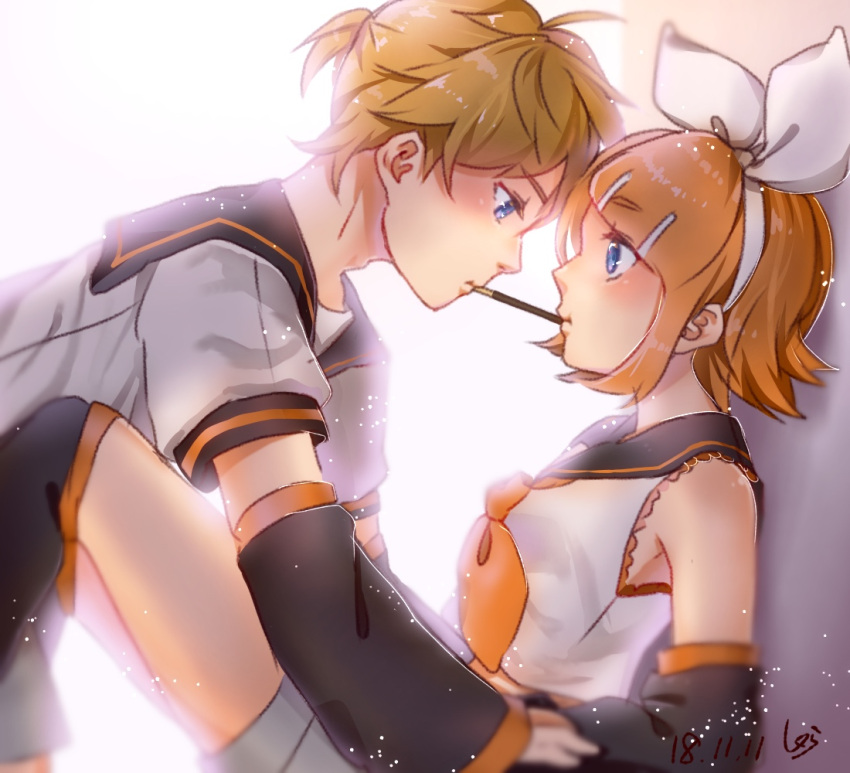 1boy 1girl backlighting blonde_hair blue_eyes blush bow detached_sleeves eye_contact food food_in_mouth hair_ornament hairband hairclip kagamine_len kagamine_rin looking_at_another mouth_hold pocky pocky_day pocky_kiss sailor_collar shared_food short_hair shorts sidelocks sie2r vocaloid white_background white_bow