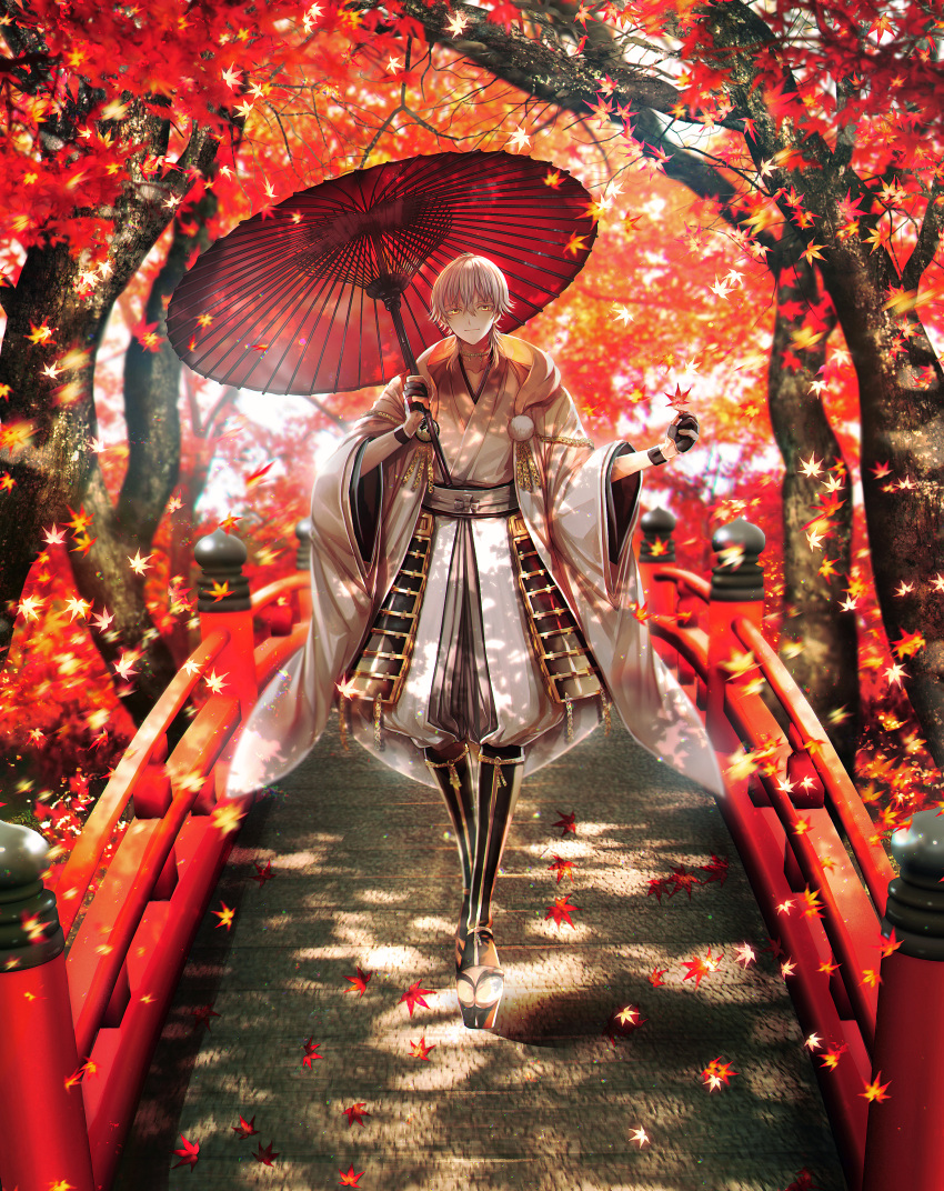 1boy abandon_ranka absurdres armor autumn_leaves black_gloves bridge gloves highres hood huge_filesize japanese_armor japanese_clothes leaf male_focus oriental_umbrella partly_fingerless_gloves pom_pom_(clothes) smile touken_ranbu tree tsurumaru_kuninaga umbrella white_hair yellow_eyes