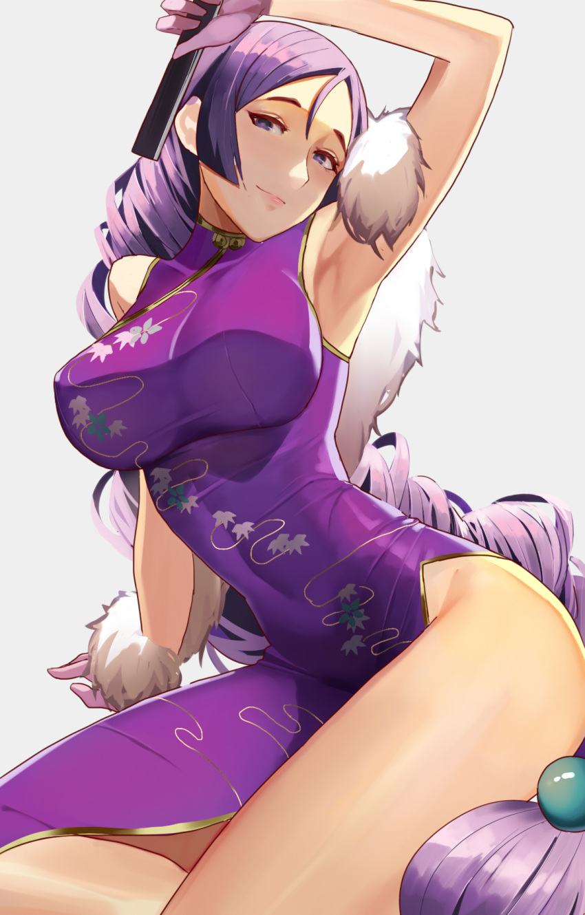 1girl alternate_costume armpits bangs bare_shoulders breasts china_dress chinese_clothes closed_mouth covered_navel curvy dress fan fate/grand_order fate_(series) fur_scarf gloves highres holding holding_fan large_breasts long_hair low-tied_long_hair minamoto_no_raikou_(fate/grand_order) parted_bangs pelvic_curtain purple_dress purple_hair side_slit sitting sleeveless smile solo thighs very_long_hair vic violet_eyes