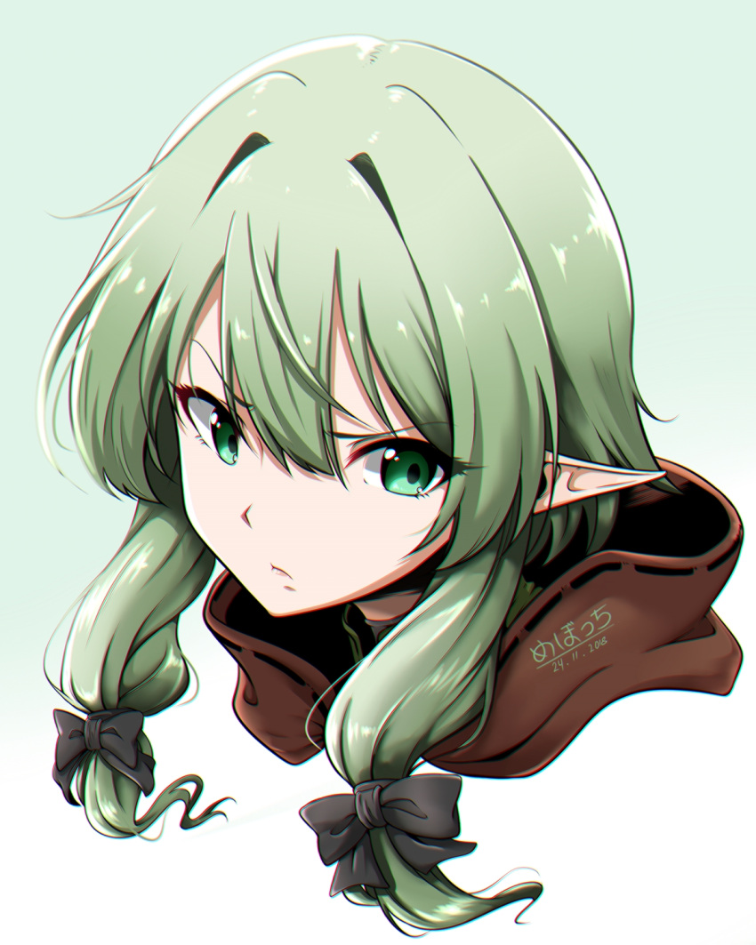 1girl 2018 black_bow bow closed_mouth dated frown goblin_slayer! gradient gradient_background green_background green_eyes green_hair hair_bow high_elf_archer_(goblin_slayer!) highres plasbott pointy_ears short_hair solo upper_body white_background