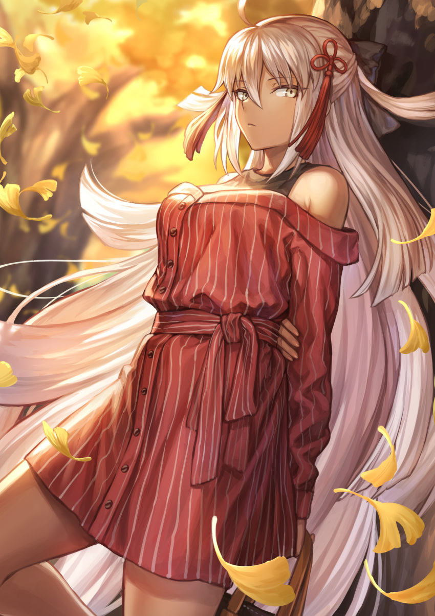 1girl ahoge arms_behind_back autumn_leaves bag bangs black_bow black_shirt blurry blurry_background bow breasts buttons casual closed_mouth commentary_request dark_skin dress expressionless eyebrows_visible_through_hair fate/grand_order fate_(series) floating_hair hair_between_eyes hair_bow hair_ornament hand_on_own_arm handbag highres holding holding_bag knee_up large_breasts leaves_in_wind long_hair looking_at_viewer mashu_003 off-shoulder_dress off_shoulder okita_souji_(alter)_(fate) okita_souji_(fate)_(all) outdoors red_dress sash shirt sidelocks sleeveless solo striped striped_dress sunset tassel thighs tied_hair tree tsurime twitter_username undershirt vertical-striped_dress vertical_stripes very_long_hair white_hair wind yellow_eyes