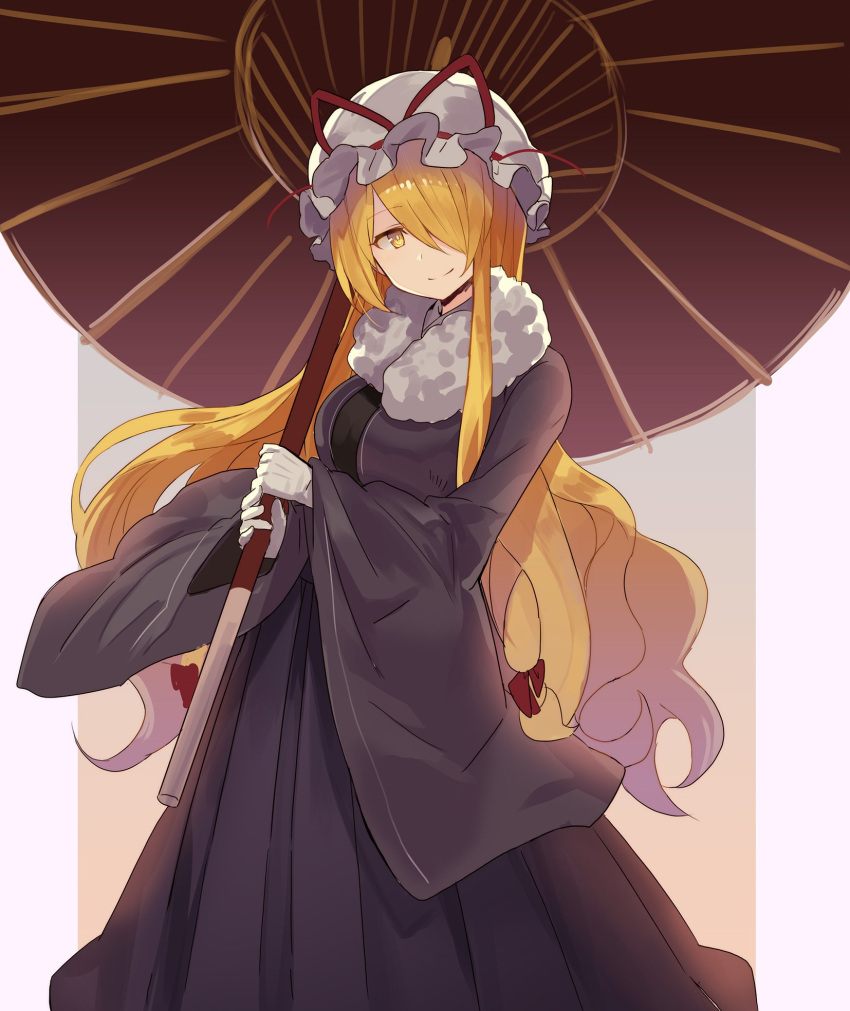 1girl alternate_costume black_skirt blonde_hair border breasts commentary_request eyebrows_visible_through_hair feet_out_of_frame fur_trim gloves grey_background grey_robe hair_over_one_eye hat hat_ribbon head_tilt highres holding holding_umbrella large_breasts long_hair long_skirt long_sleeves looking_at_viewer mob_cap oriental_umbrella outside_border pleated_skirt purple_border red_ribbon ribbon rin_falcon robe simple_background single_sidelock skirt smile solo standing touhou umbrella very_long_hair white_gloves white_hat wide_sleeves yakumo_yukari yellow_eyes