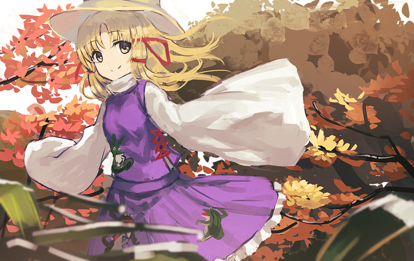 1girl animal_print bangs blonde_hair blurry blurry_foreground breasts closed_mouth commentary_request cowboy_shot depth_of_field eyebrows_visible_through_hair frilled_skirt frills frog_print hair_ribbon hat leaf long_hair long_sleeves looking_at_viewer moriya_suwako outdoors parted_bangs purple_skirt purple_vest red_ribbon ribbon ryokucha_manma shirt skirt skirt_set sleeves_past_fingers sleeves_past_wrists small_breasts smile solo touhou tree turtleneck vest white_shirt wide_sleeves yellow_eyes