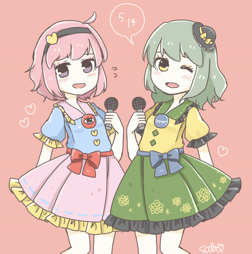 2girls green_hair green_skirt hairband hat heart highres idol koishi_day komeiji_koishi komeiji_satori microphone mini_hat mini_top_hat multiple_girls one_eye_closed pink_background pink_hair pink_skirt salt_(seasoning) short_hair short_sleeves simple_background skirt smile standing top_hat touhou