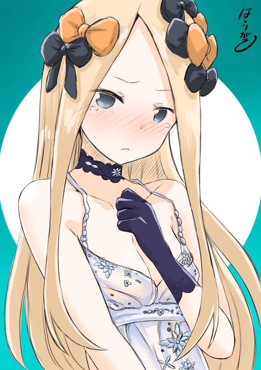 1girl abigail_williams_(fate/grand_order) animalking007 artoria_pendragon_(all) artoria_pendragon_(lancer_alter) artoria_pendragon_(lancer_alter)_(cosplay) bangs black_bow black_gloves blonde_hair blue_background blue_eyes blush bow breasts choker cleavage collarbone cosplay fate/grand_order fate_(series) gloves hair_bow highres long_hair looking_at_viewer orange_bow parted_bangs royal_icing sleeveless small_breasts solo tears upper_body very_long_hair