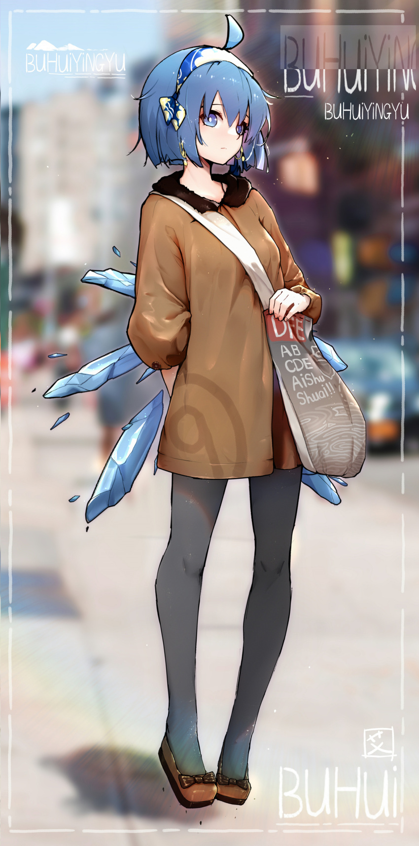 1girl absurdres ahoge bag black_legwear blue_eyes blue_hair blurry blurry_background breasts casual cirno coat contemporary depth_of_field earrings full_body glint hairband highres ice ice_wings jewelry kiyomasa_ren outdoors pantyhose short_hair shoulder_bag small_breasts solo standing touhou white_pupils wings