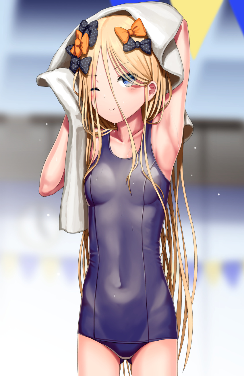 1girl ;) abigail_williams_(fate/grand_order) absurdres armpits arms_up bangs bare_shoulders black_bow blonde_hair blue_eyes blue_swimsuit blurry blurry_background blush bow breasts closed_mouth collarbone commentary_request covered_navel depth_of_field drying drying_hair eyebrows_visible_through_hair fate/grand_order fate_(series) gluteal_fold hair_between_eyes hair_bow head_tilt highres long_hair looking_at_viewer old_school_swimsuit one-piece_swimsuit one_eye_closed orange_bow parted_bangs pool sanbe_futoshi school_swimsuit small_breasts smile solo swimsuit towel very_long_hair wet