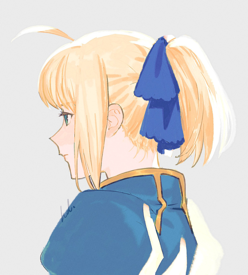 1girl ahoge alternate_hairstyle artoria_pendragon_(all) artoria_pendragon_(fate) blonde_hair blue_dress dress expressionless fate/stay_night fate_(series) from_behind from_side gradient gradient_background green_eyes hal_(haaaalhal) highres profile saber short_ponytail sidelocks signature solo upper_body