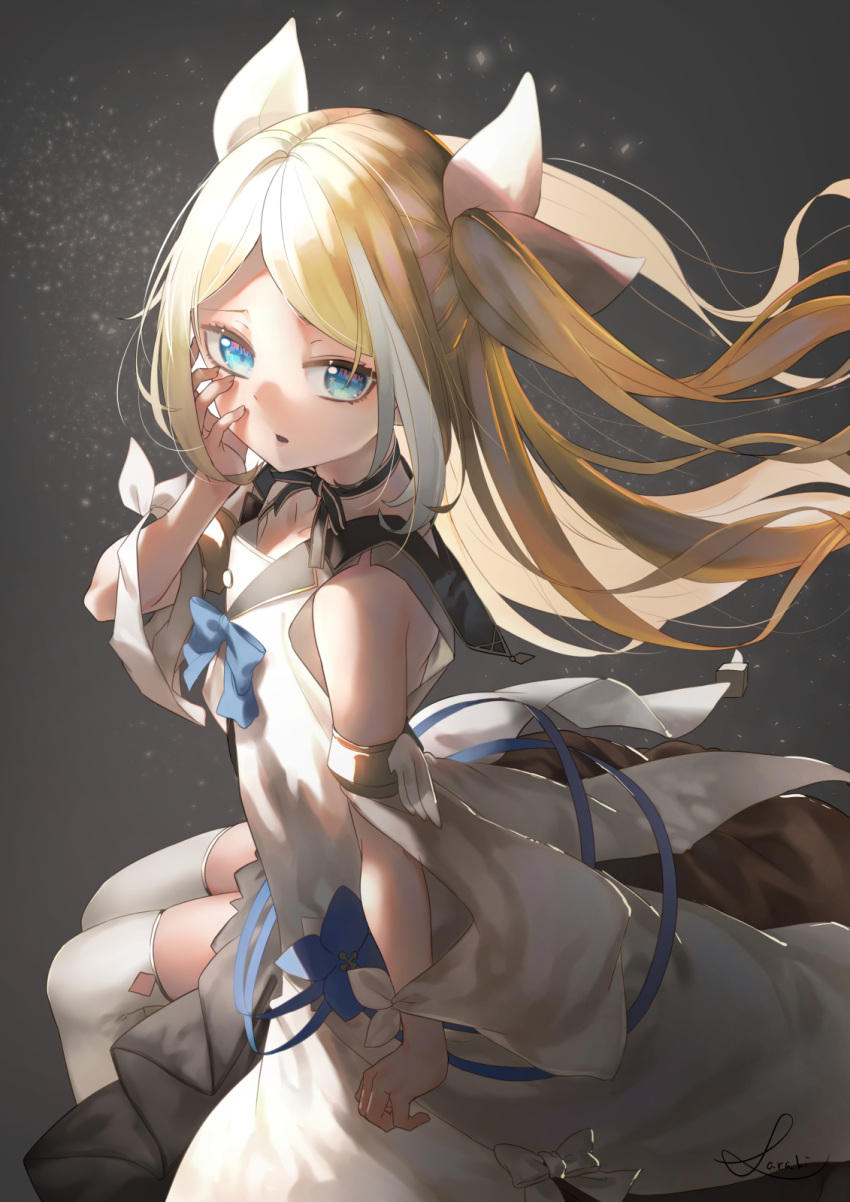 1girl bangs bare_shoulders blonde_hair blue_bow blue_eyes blue_flower blue_ribbon bow commentary_request dress fingernails flower grey_background hair_ribbon hand_on_own_face hand_up highres long_hair original parted_bangs parted_lips ribbon saraki signature sitting sleeveless sleeveless_dress solo thigh-highs two_side_up very_long_hair white_bow white_dress white_legwear white_ribbon