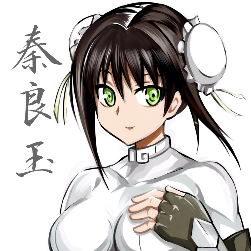 1girl bodysuit breasts brown_hair bun_cover collarbone commentary_request double_bun fate/grand_order fate_(series) fingerless_gloves gloves green_eyes highres inoue_kousei long_hair looking_at_viewer medium_breasts qin_liangyu_(fate) sidelocks smile solo tight translated upper_body white_background