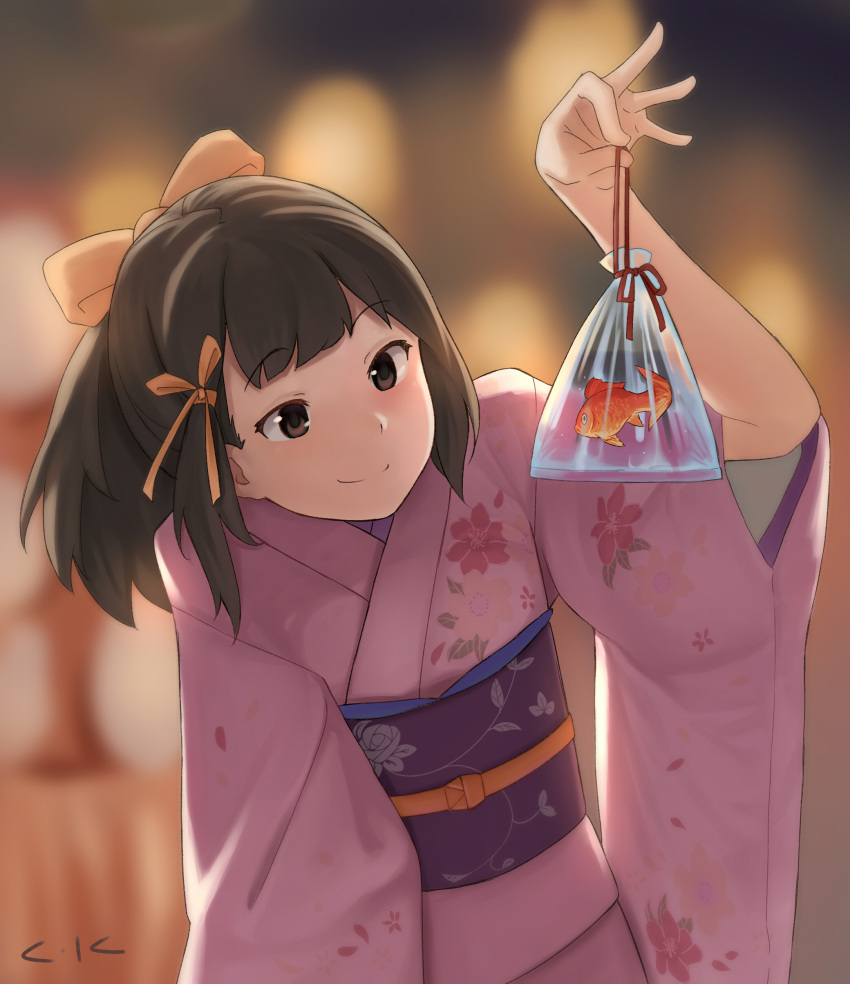 1girl absurdres bag bangs black_eyes black_hair blurry blurry_background closed_mouth eyebrows_visible_through_hair fish floral_print goldfish hair_ribbon hand_up head_tilt highres holding japanese_clothes kimono lkqyan long_hair long_sleeves obi orange_ribbon original pink_kimono plastic_bag ponytail print_kimono ribbon sash signature smile solo upper_body wide_sleeves yukata