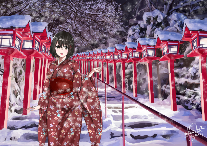 1girl black_hair brown_eyes brown_kimono dated eyebrows_visible_through_hair floral_print furisode haguro_(kantai_collection) hair_ornament handrail highres japanese_clothes kantai_collection kimono lantern nakura_haru obi print_kimono sash short_hair signature smile snow solo stairs tree wooden_lantern